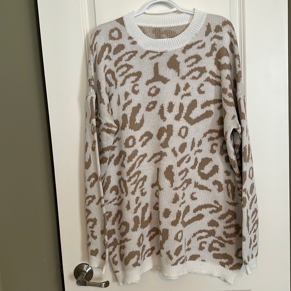 Vestidos tan and white leopard sweater. Size XXL